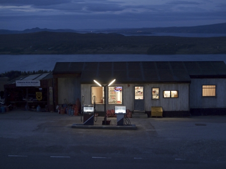 Filmstill aus "Shell": Eine kleine Tankstelle in dunkler Nacht